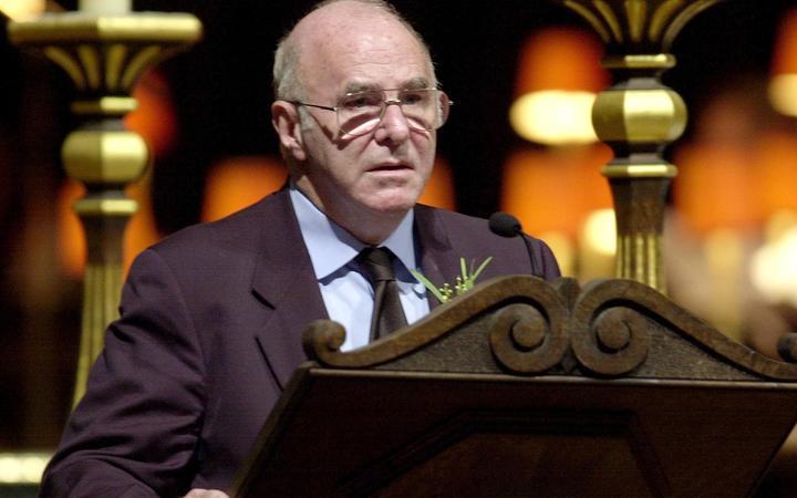 Australian writer & broadcaster Clive James passes away_40.1