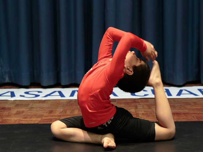 British Indian yoga boy Ishwar Sharma wins 'Global Child Prodigy Award'_30.1