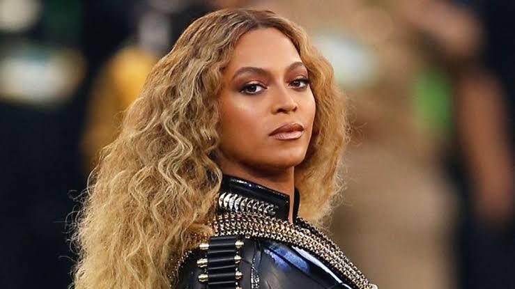 Popstar Beyonce honored with BET 2020 Humanitarian Award_30.1
