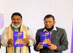 Jual Oram launches book on economic awareness in India_4.1