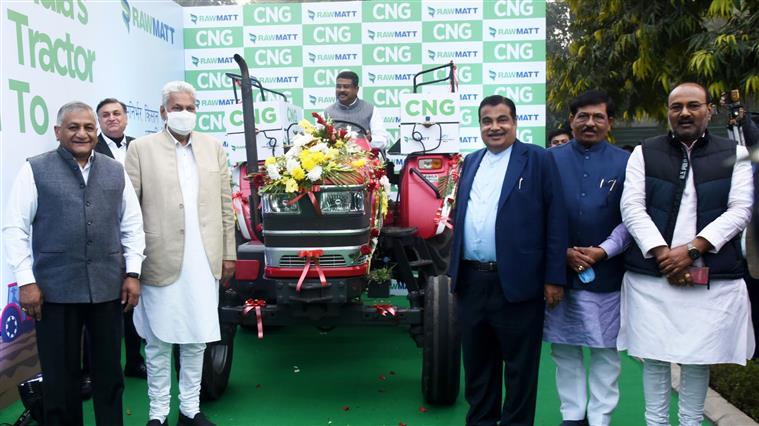 Gadkari launches India's first CNG Tractor_40.1