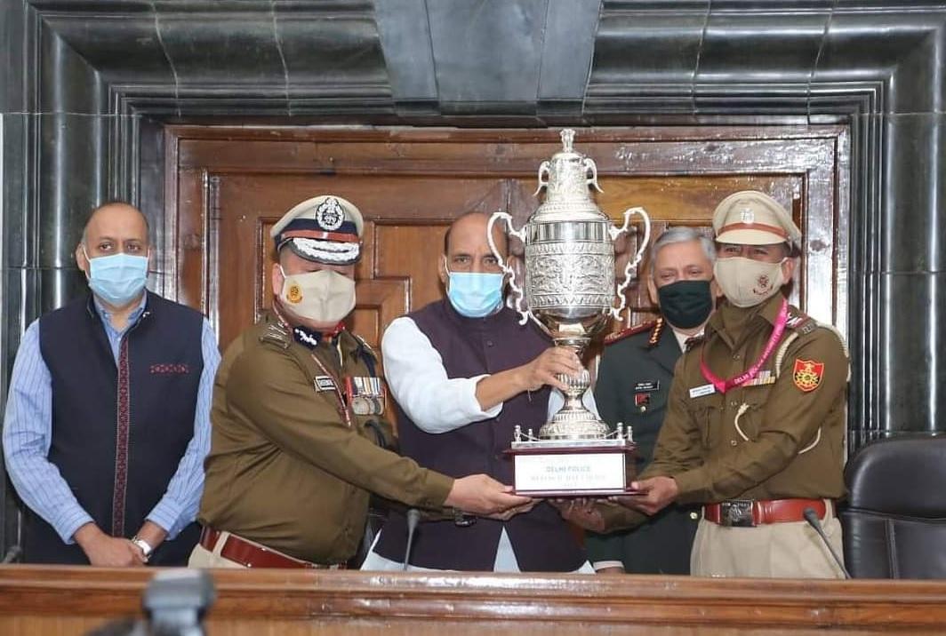 Delhi Police receives Best Marching Contingent Trophy-2021_50.1