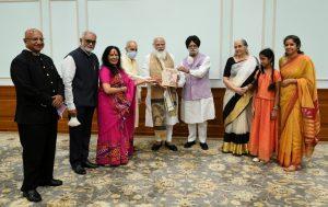 PM Modi receives 1st copy of 'The Ramayana of Shri Guru Gobind Singh'_4.1