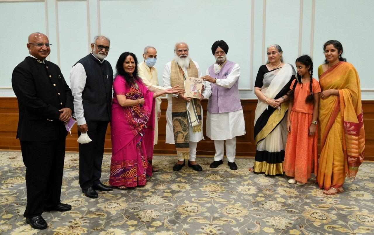 PM Modi receives 1st copy of 'The Ramayana of Shri Guru Gobind Singh' | पंतप्रधान मोदी यांना 'श्री गुरु गोबिंद सिंह यांचे रामायण' ची प्रथम प्रत सुपूर्द_30.1
