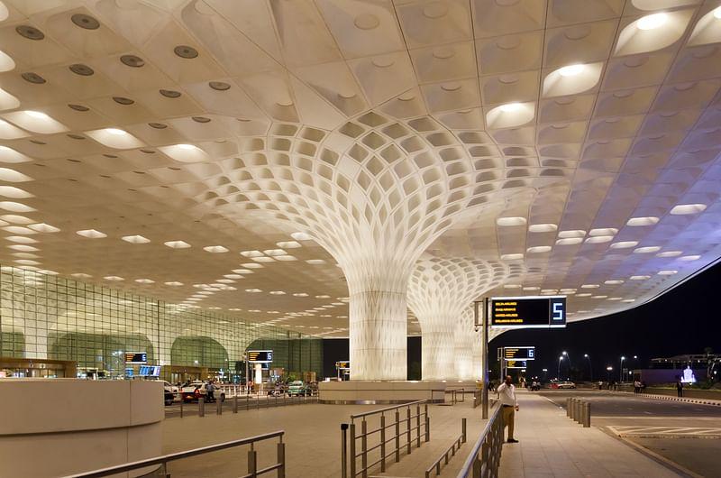 Adani Group takes over Mumbai airport management_30.1
