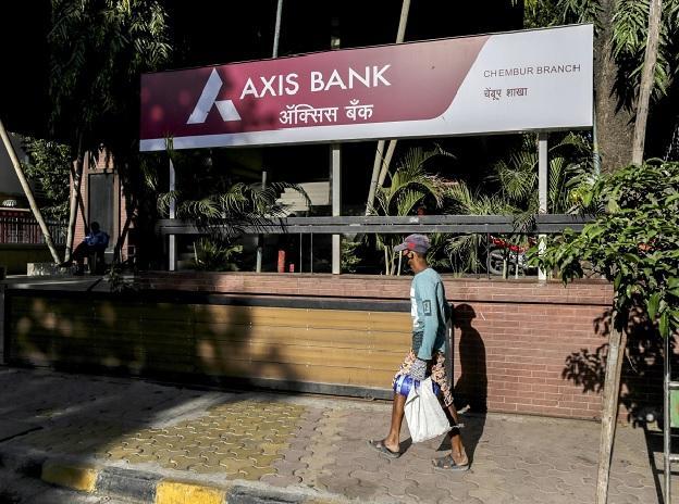 Axis Bank ties up with BharatPe for PoS business_40.1