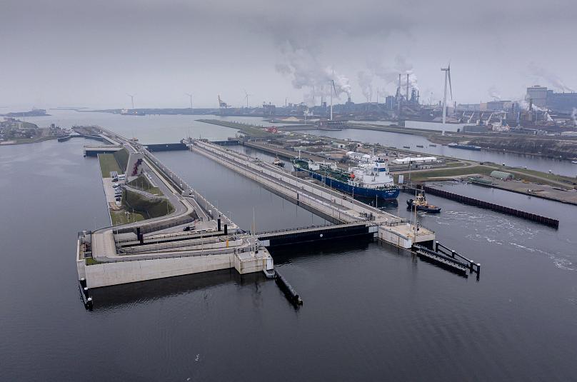 World's-largest canal lock unveiled in Netherlands_40.1
