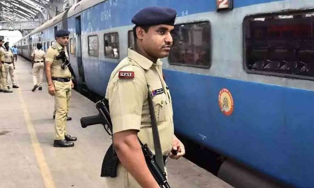 Rpf Arrests Touts For Illegal Ticketing Under Operation Upalabdh_40.1