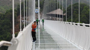 Vietnam opens world's longest glass-bottomed bridge_4.1
