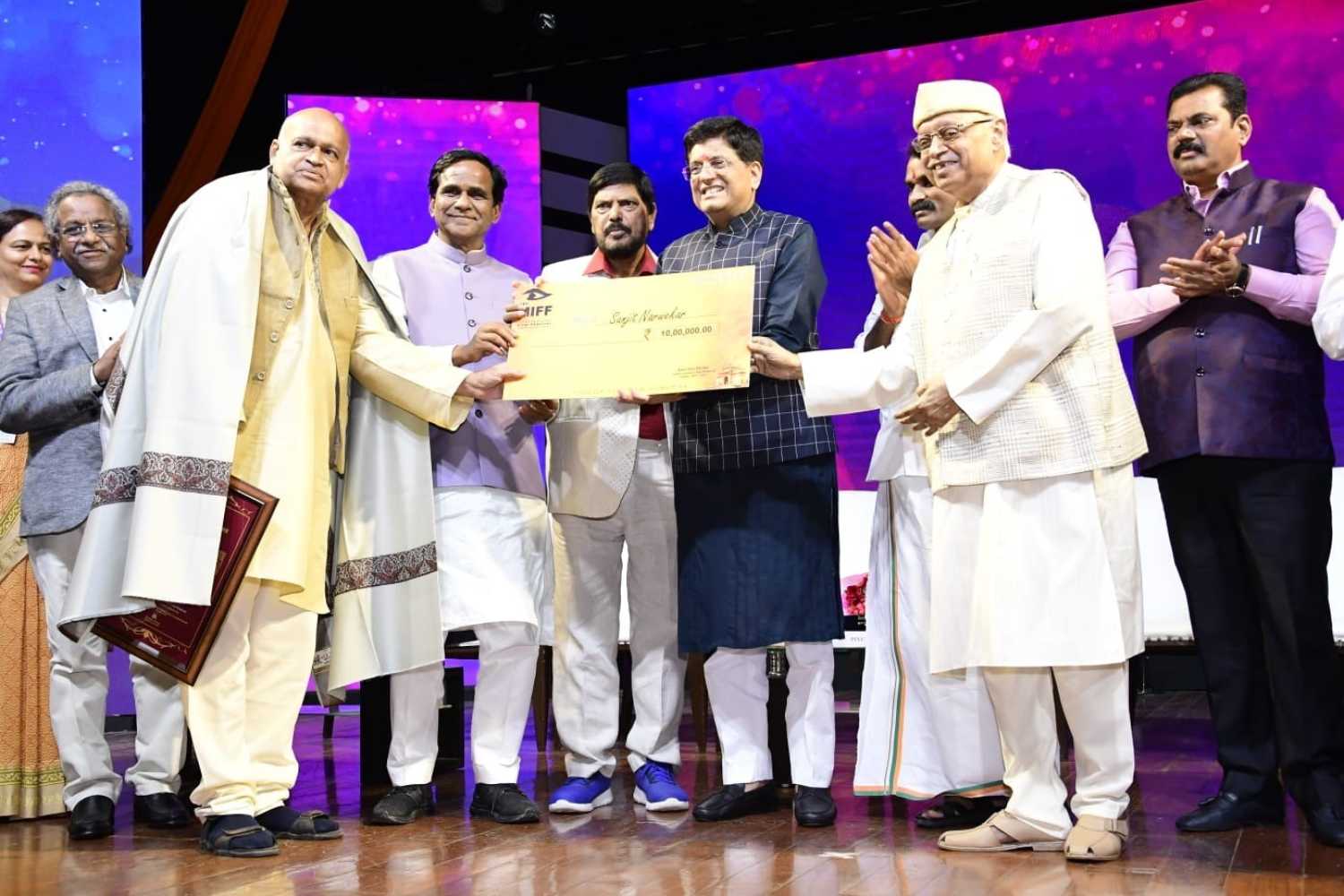 Sanjit Narwekar conferred with V Shantaram Lifetime achievement award at MIFF 2022_40.1