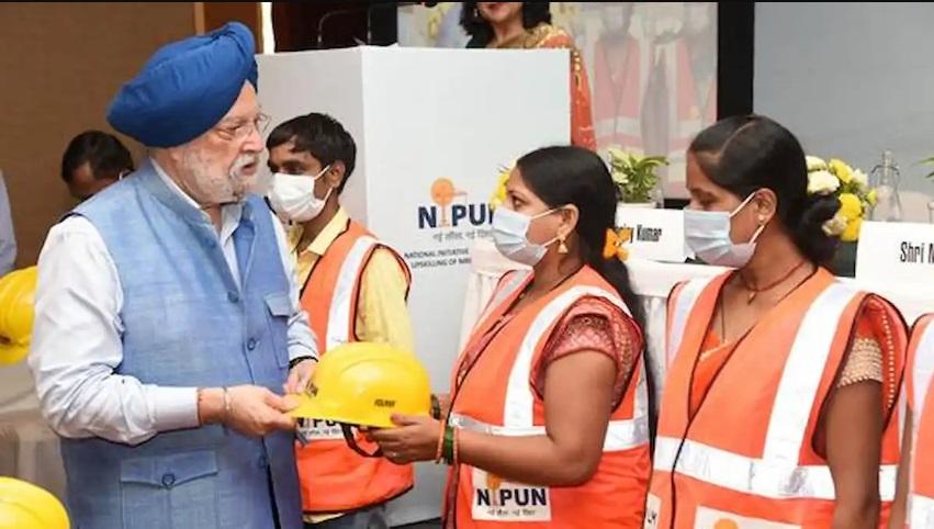 Union Minister Hardeep Singh Puri launches NIPUN for Promoting Upskilling of Nirman workers_50.1