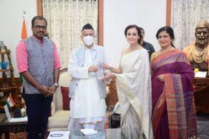 Maharashtra Gov presents Mother Teresa Memorial Award to Dia Mirza & Afroz Shah_4.1