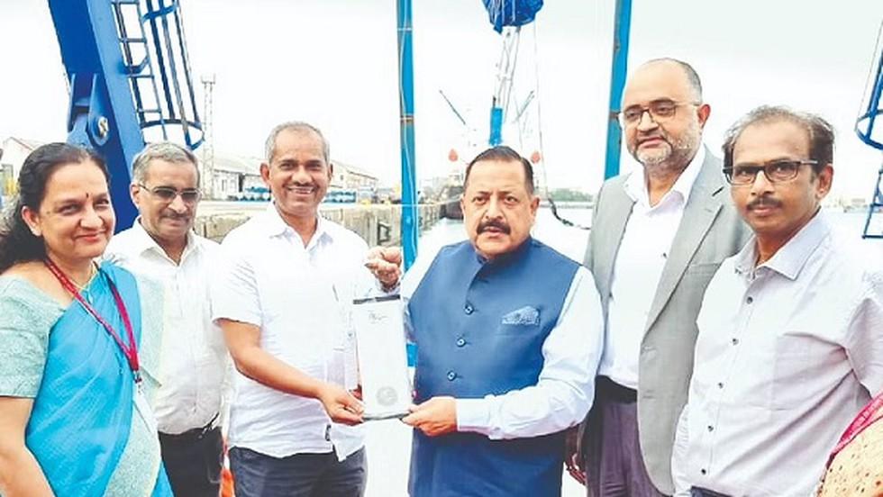 Union Minister Jitendra Singh unveils India's first Saline Water Lantern_40.1