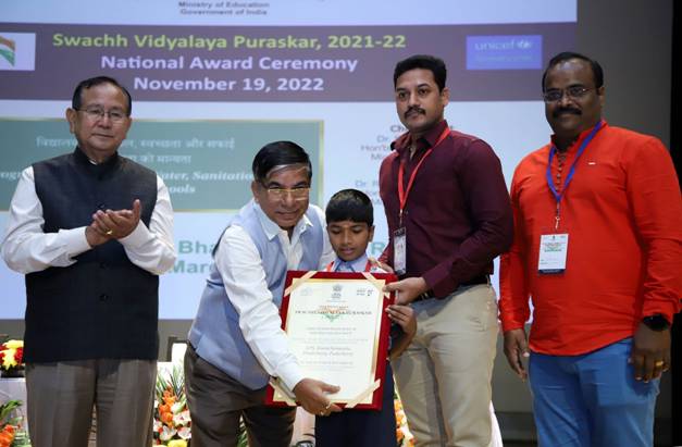 MoS for Education Subhash Sarkar Confers National Swachh Vidyalaya Puraskar 2021-22_40.1