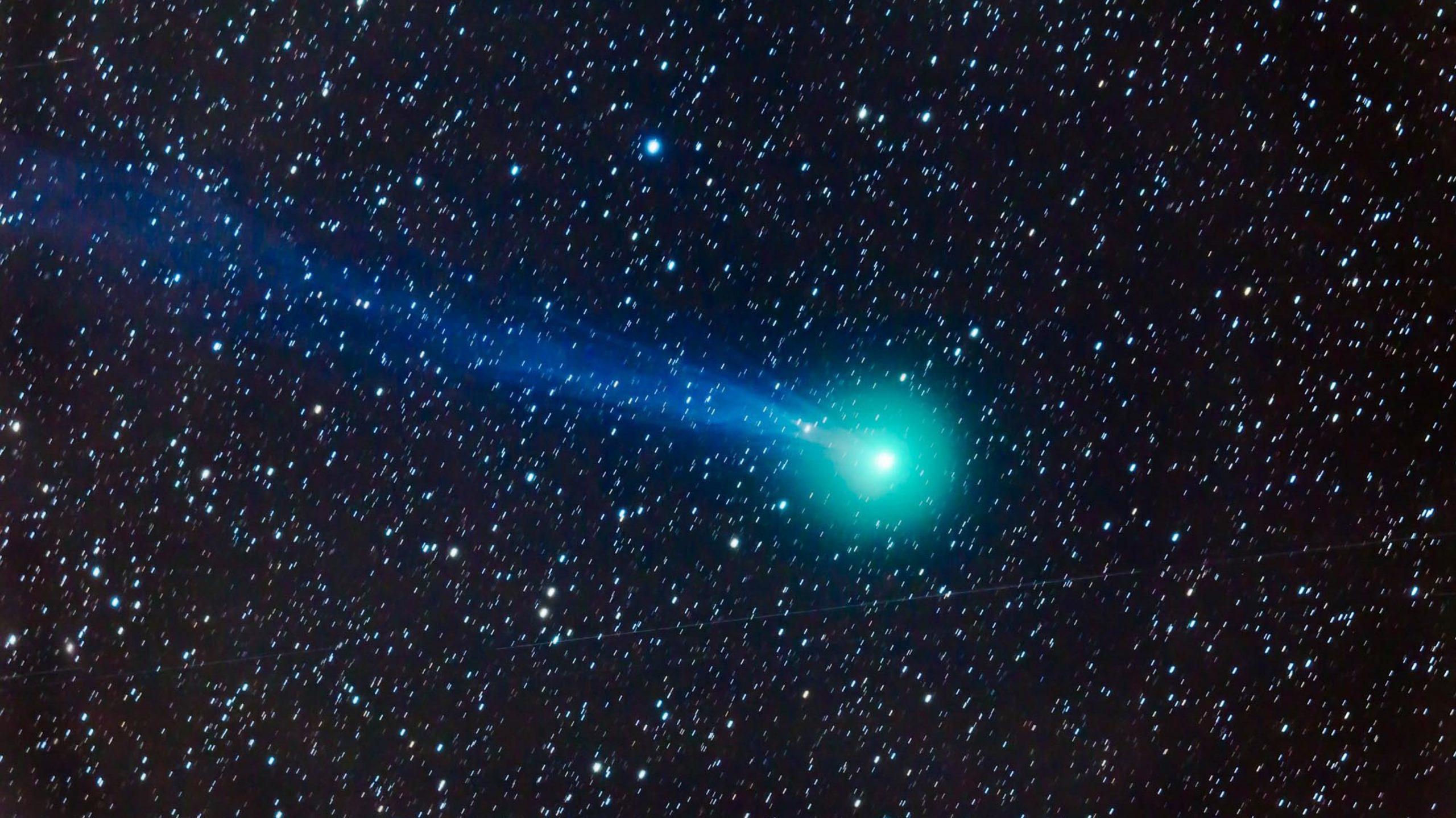 Green comet approaching Earth for a flyby_50.1