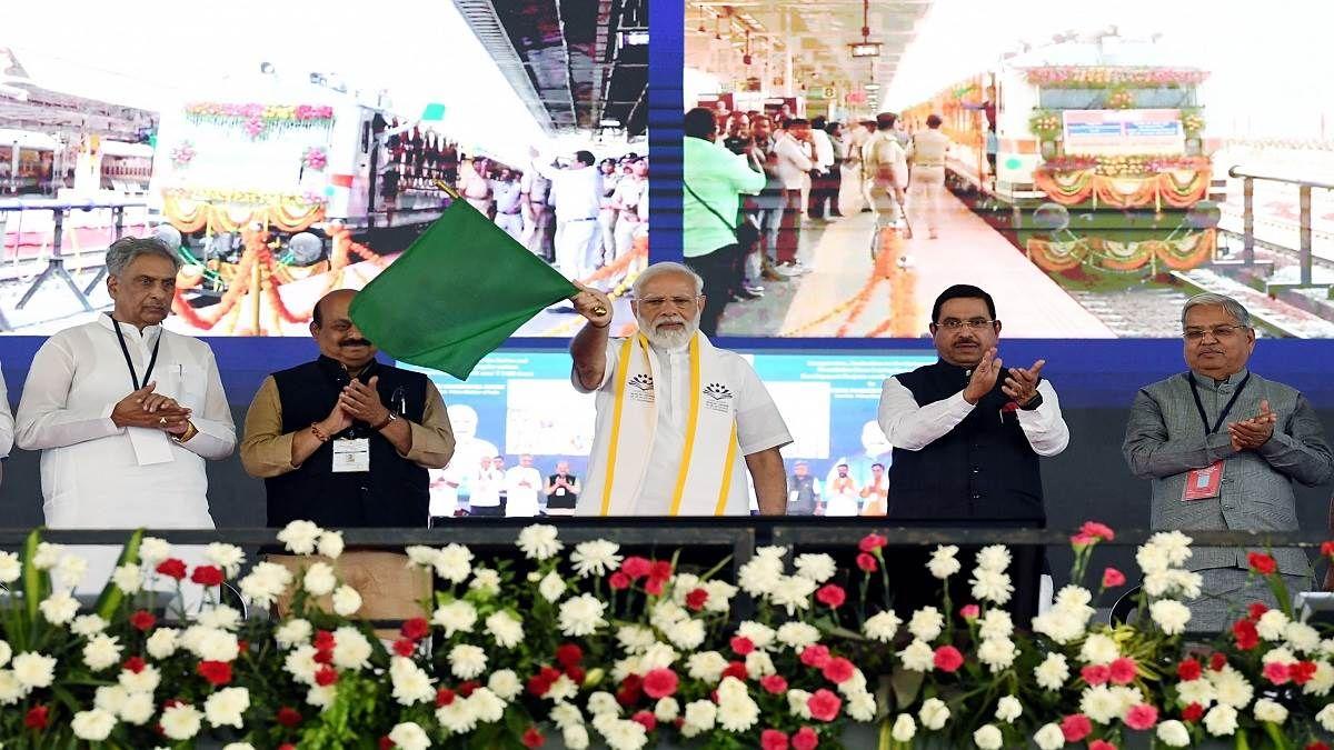 PM Modi inaugurates world's longest railway platform in Hubballi, Karnataka_40.1
