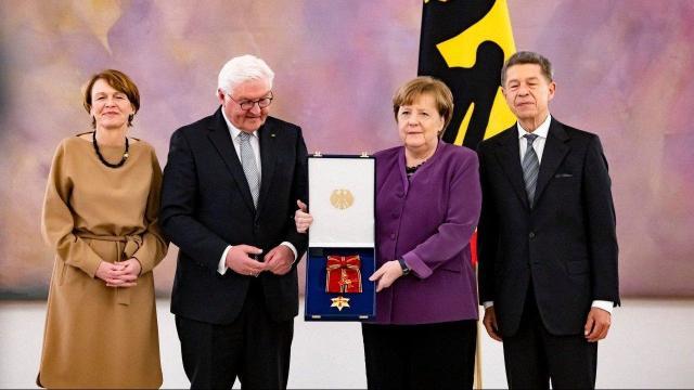 Angela Merkel receives Germany's highest honor_30.1