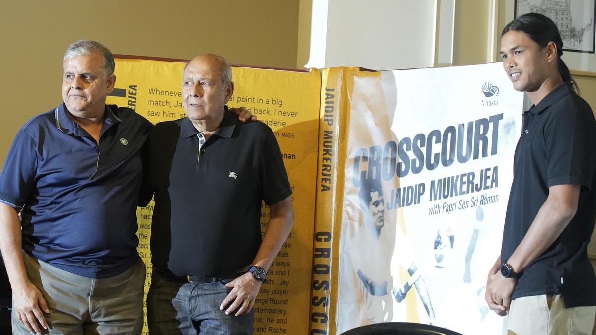 Tennis legend Jaidip Mukerjea launches his autobiography "Crosscourt"_40.1