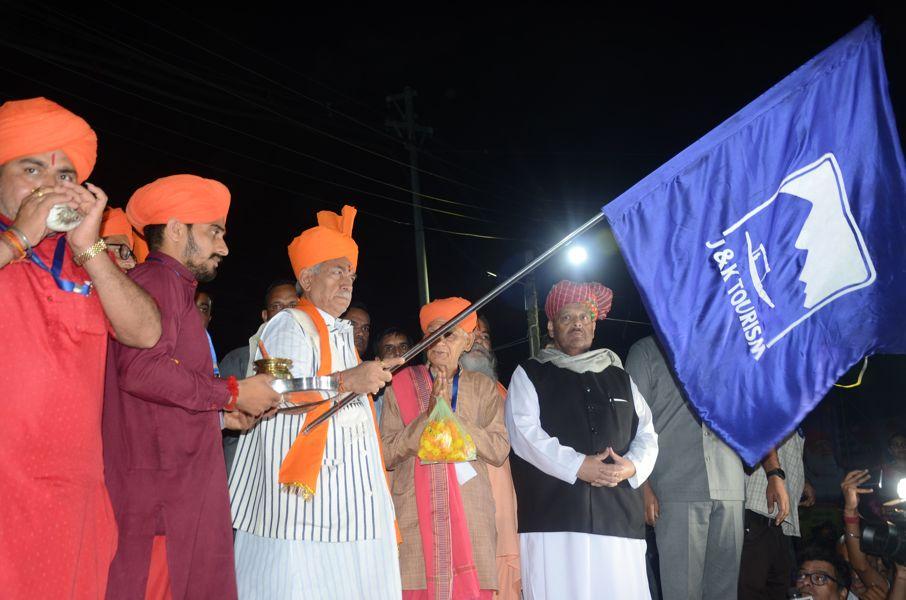 Amarnath Yatra 2023: Jammu-Kashmir LG Flags off First Batch of Pilgrims_50.1