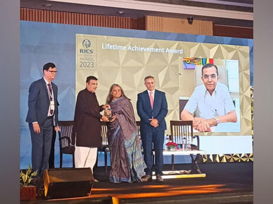 Subhash Runwal receives the Lifetime Achievement Award RICS_50.1