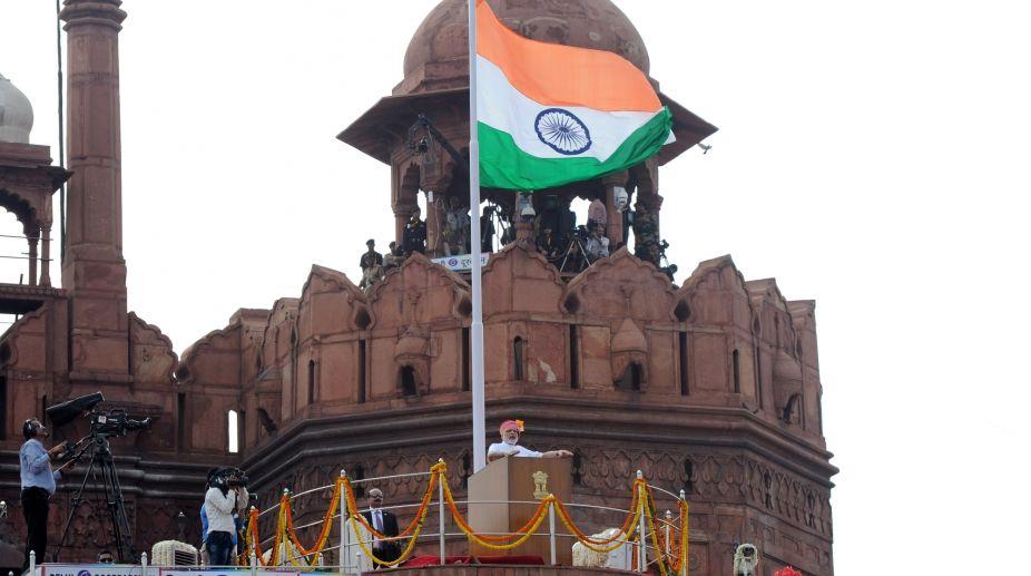 Why is the National Flag unfurled at the Red Fort every August 15?_50.1