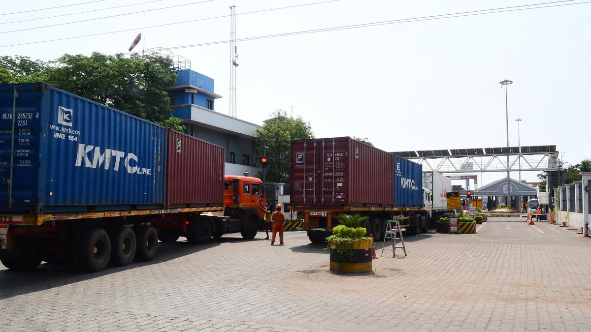 Goods exports dipped, but August tally lifts outlook_80.1