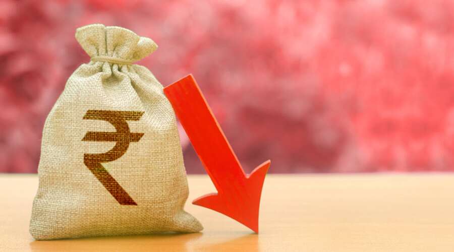 Indian Rupee Hits Record Low at 83.38 Against US Dollar_30.1