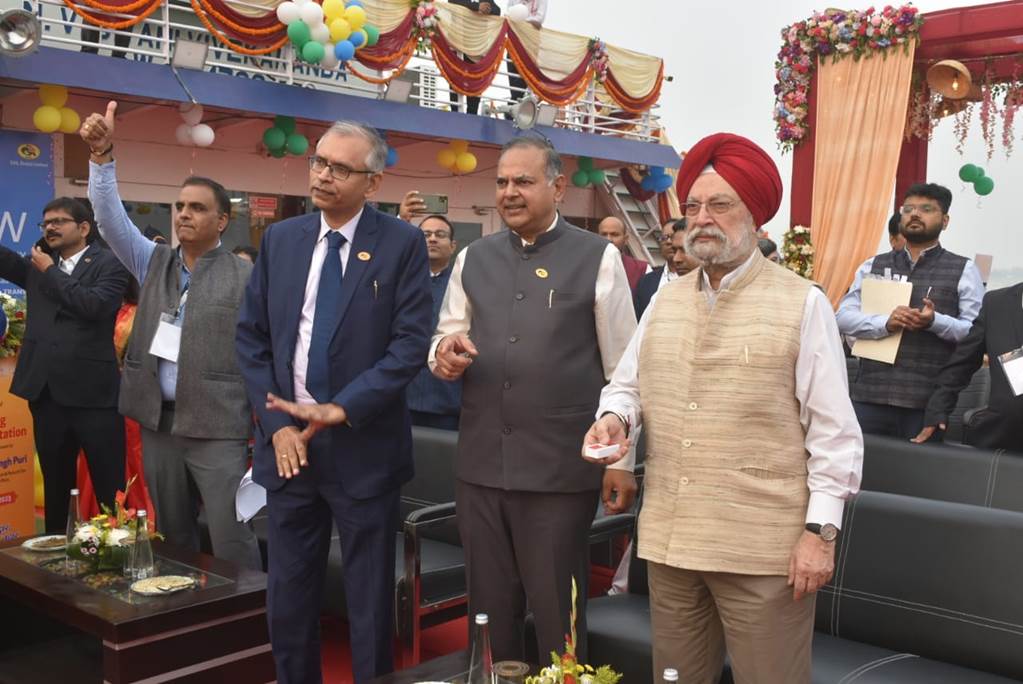 Hardeep Puri Inaugurates Second Floating CNG Station in Varanasi_30.1
