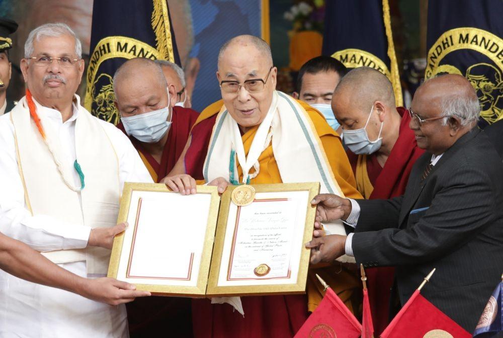 दलाई लामा को 'गांधी मंडेला' पुरस्कार से सम्मानित किया गया |_40.1