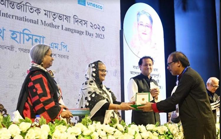 डॉ. महेंद्र मिश्रा को ढाका में अंतर्राष्ट्रीय मातृभाषा पुरस्कार से सम्मानित किया गया |_40.1