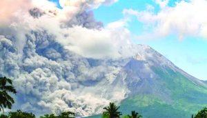 इंडोनेशिया का माउंट मेरापी ज्वालामुखी फटा, राख से ढके गांव |_3.1