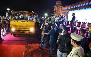नितिन गडकरी ने बेंगलुरु में मेथनॉल से चलने वाली पहली बसों का अनावरण किया