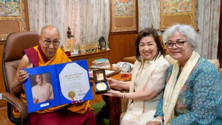 दलाई लामा को 64 साल बाद व्यक्तिगत रूप से रेमन मैग्सेसे पुरस्कार मिला |_20.1