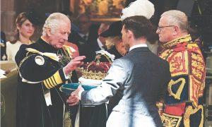 यूनाइटेड किंगडम: किंग चार्ल्स III को स्कॉटिश क्राउन ज्वेल्स के साथ प्रस्तुत किया गया