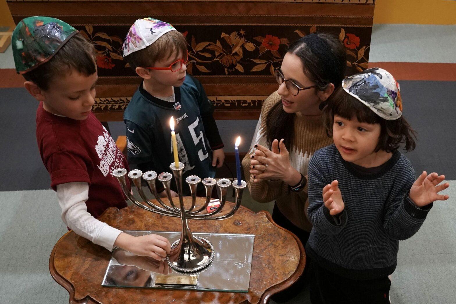 यहूदी त्योहार हनुक्का विश्व स्तर पर मनाया गया |_20.1