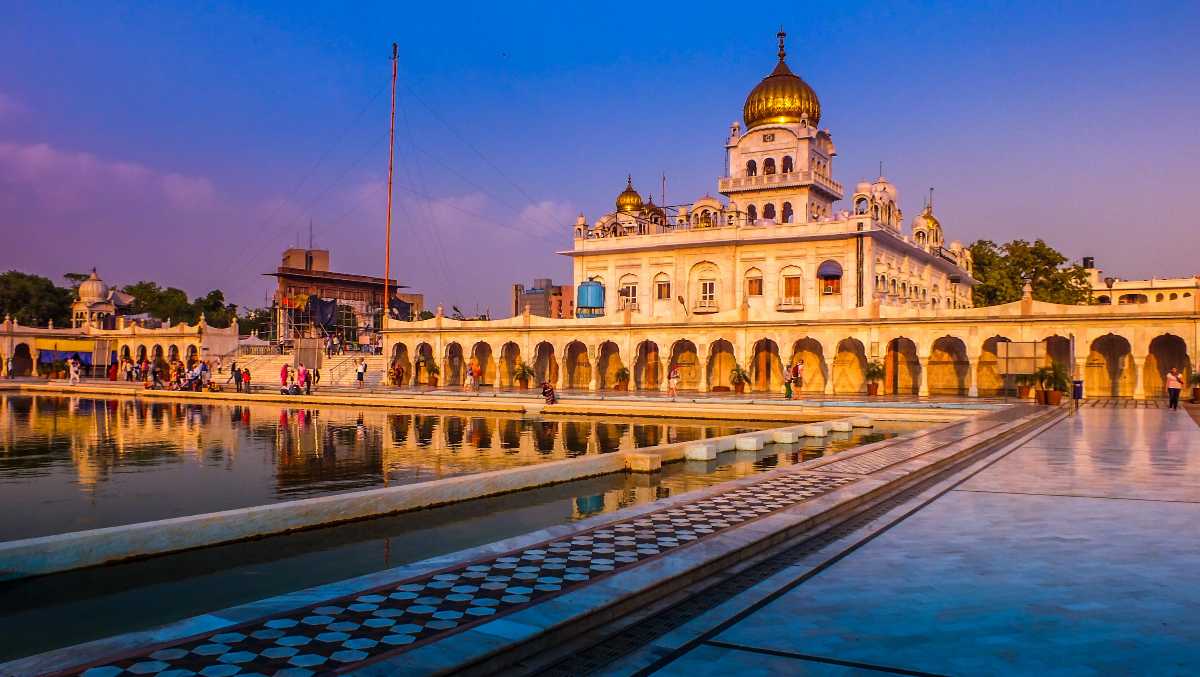 Gurudwara Bangla Sahib, Delhi - Langar Timings, Architecture