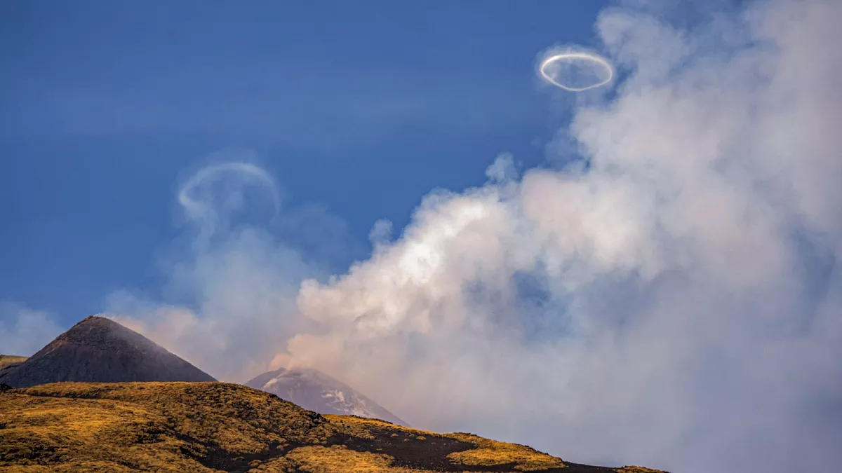 Mount Etna's Volcanic Vortex Rings_5.1